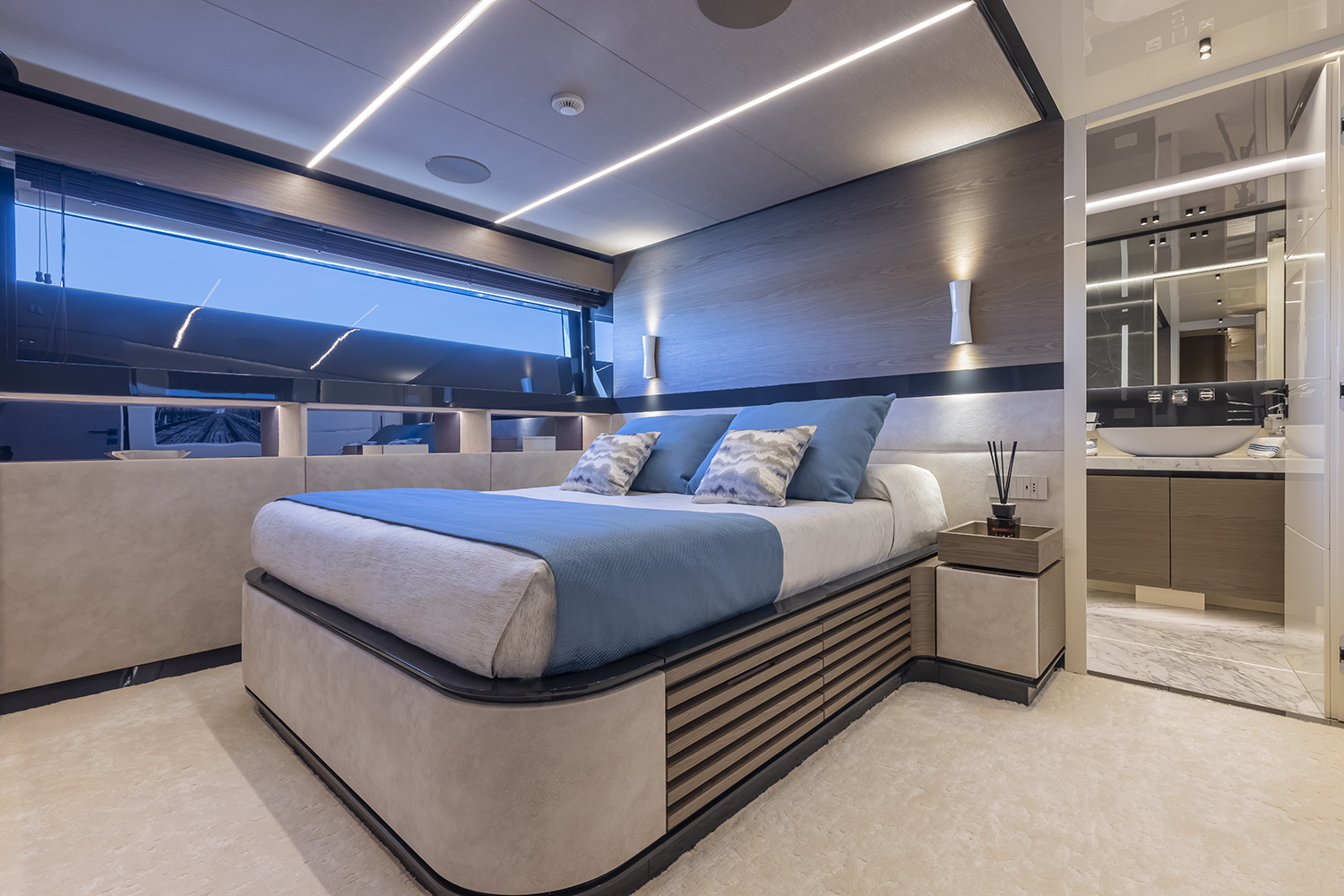 Extra X96 Triplex Vip Cabin yacht
